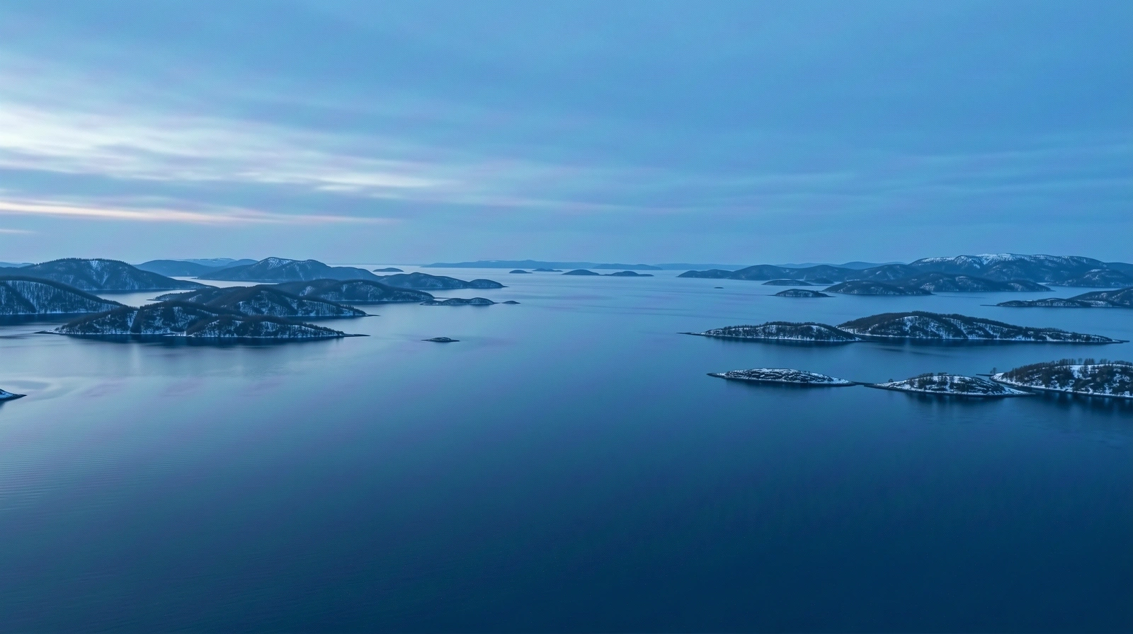 Nordiskt gryningsljus över skärgården